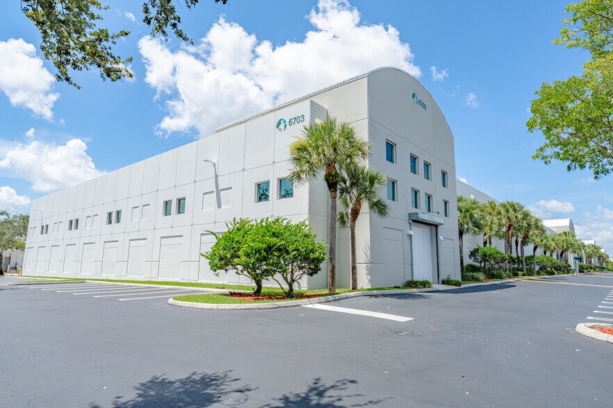 6703 NW 7th St, Miami, FL à louer - Photo de l’immeuble – Image 2 sur 10