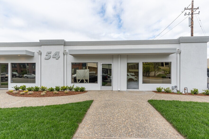 54 Mark Dr, San Rafael, CA à vendre - Photo de l’immeuble – Image 2 sur 9