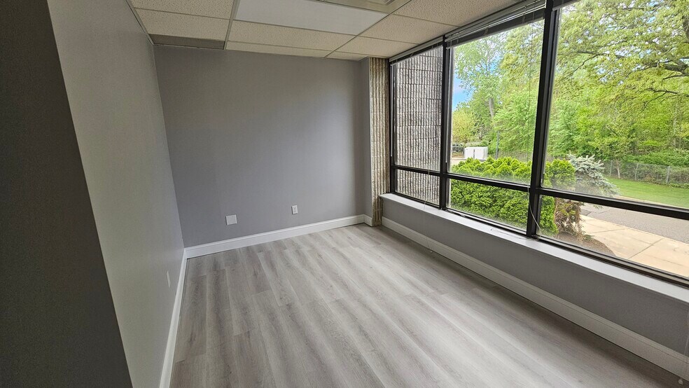 517 Route 111, Hauppauge, NY à louer - Photo de l’immeuble – Image 2 sur 12