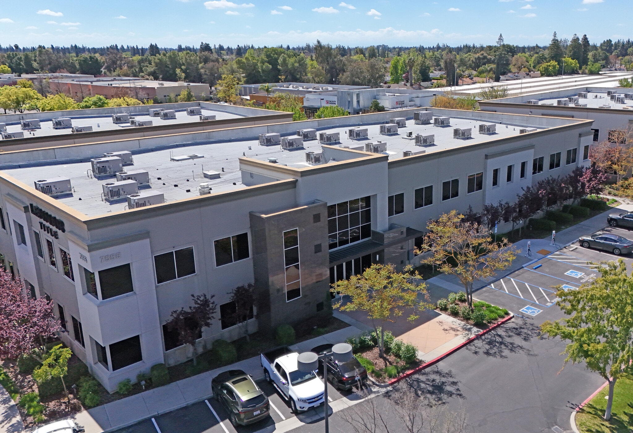 7555 N Palm Ave, Fresno, CA à louer Photo principale– Image 1 sur 7