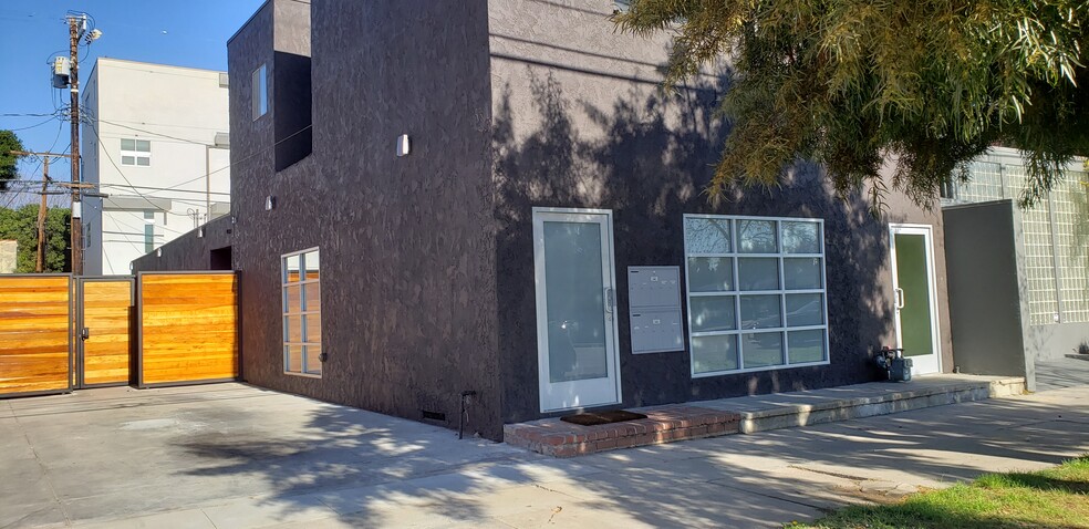 8727 Venice Blvd, Los Angeles, CA à louer - Photo de l’immeuble – Image 1 sur 2