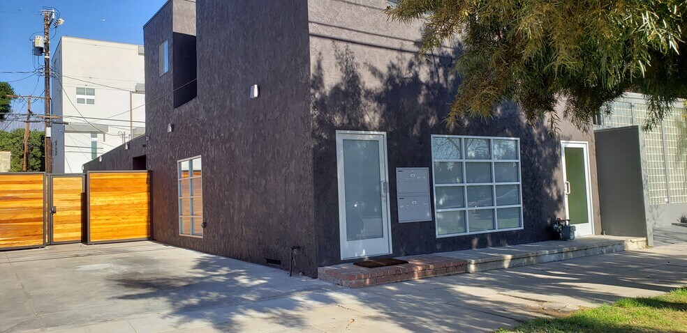 8727 Venice Blvd, Los Angeles, CA à louer - Photo de l’immeuble – Image 2 sur 4