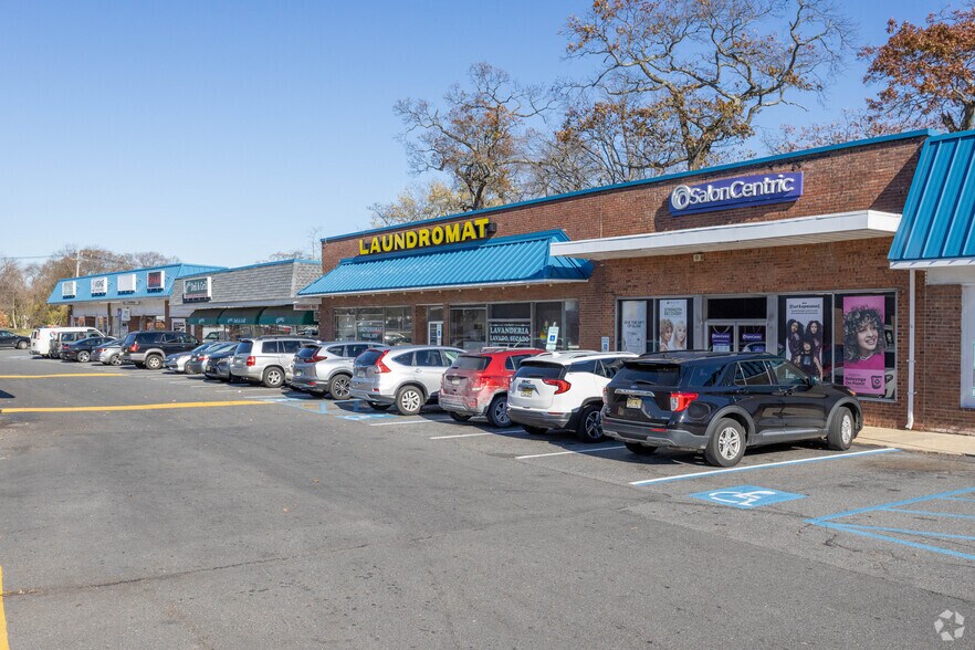 2005 State Route 35, Oakhurst, NJ à louer - Photo principale – Image 1 sur 3