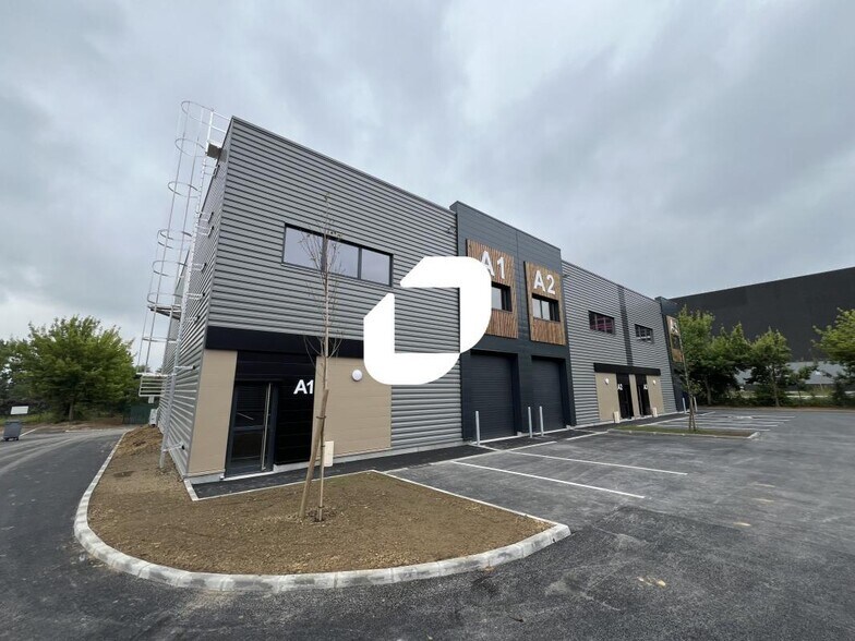 Local d’activités dans Sainghin-en-Mélantois à louer - Photo de l’immeuble – Image 1 sur 11