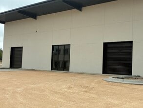 2304 Forbes Dr, Austin, TX à louer Photo de l’immeuble– Image 1 sur 4