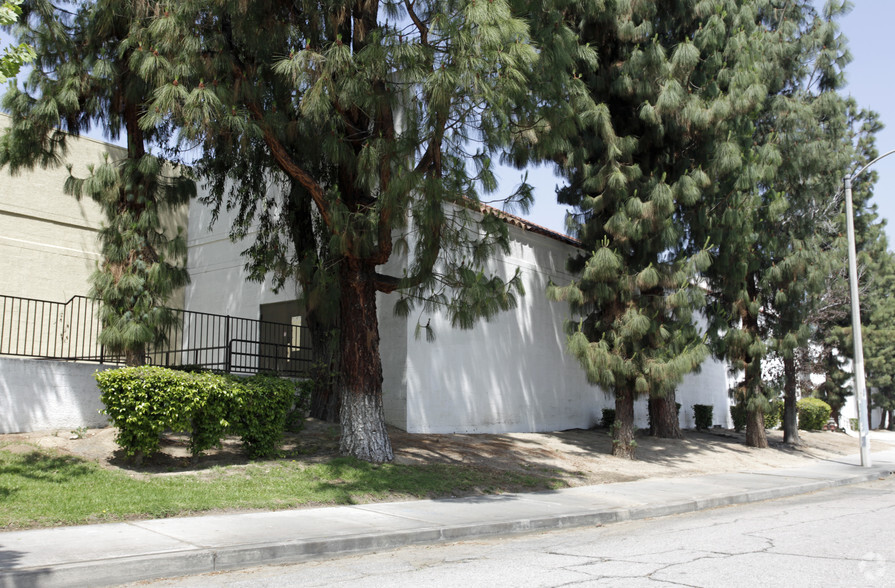 1643 E Highland Ave, San Bernardino, CA à vendre - Photo de l’immeuble – Image 3 sur 4