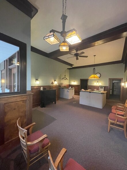123 E 1st St, Monticello, IA à vendre - Hall d’entrée – Image 2 sur 30