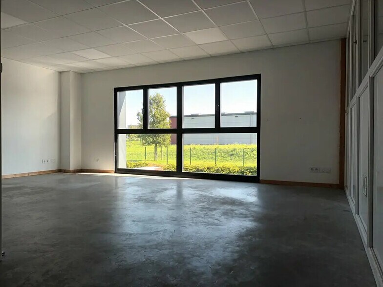 Local d’activités dans Montivilliers à louer - Photo de l’immeuble – Image 3 sur 4