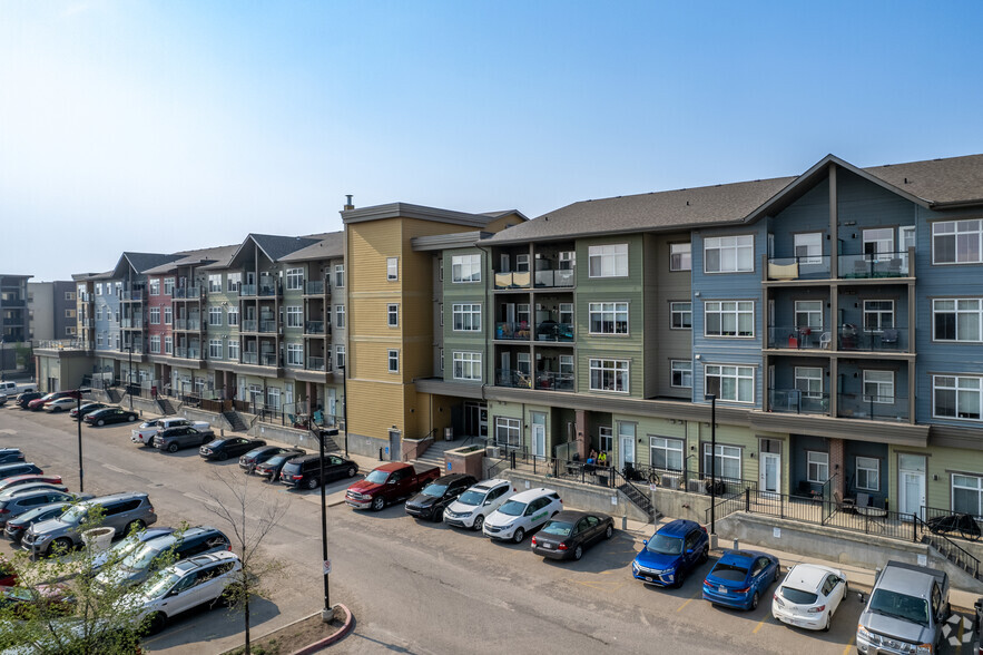 104 Mackenzie Way SW, Airdrie, AB à louer - Photo de l’immeuble – Image 3 sur 21