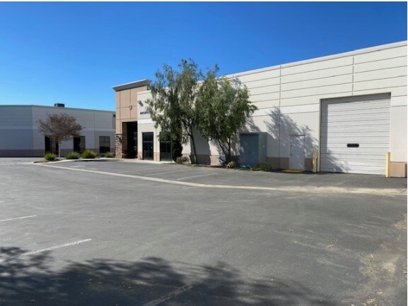 527 Princeland Ct, Corona, CA à vendre - Photo de l’immeuble – Image 2 sur 16