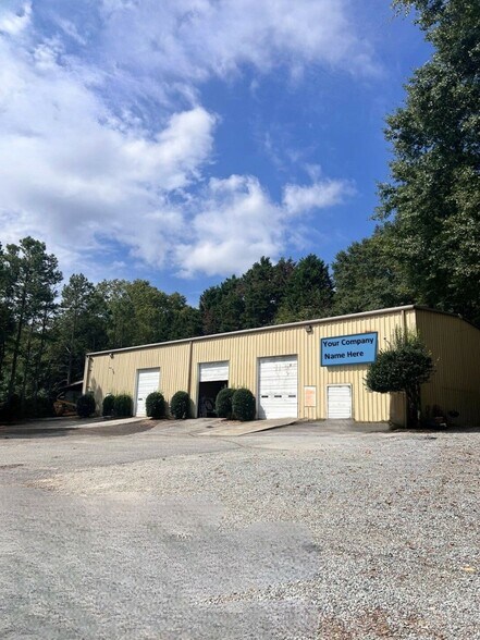 1369 Pine Cir, Stone Mountain, GA à vendre - Photo principale – Image 1 sur 10