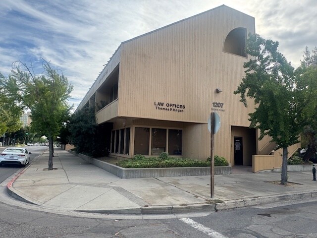 1207 13th St, Modesto, CA à louer - Photo de l’immeuble – Image 2 sur 4
