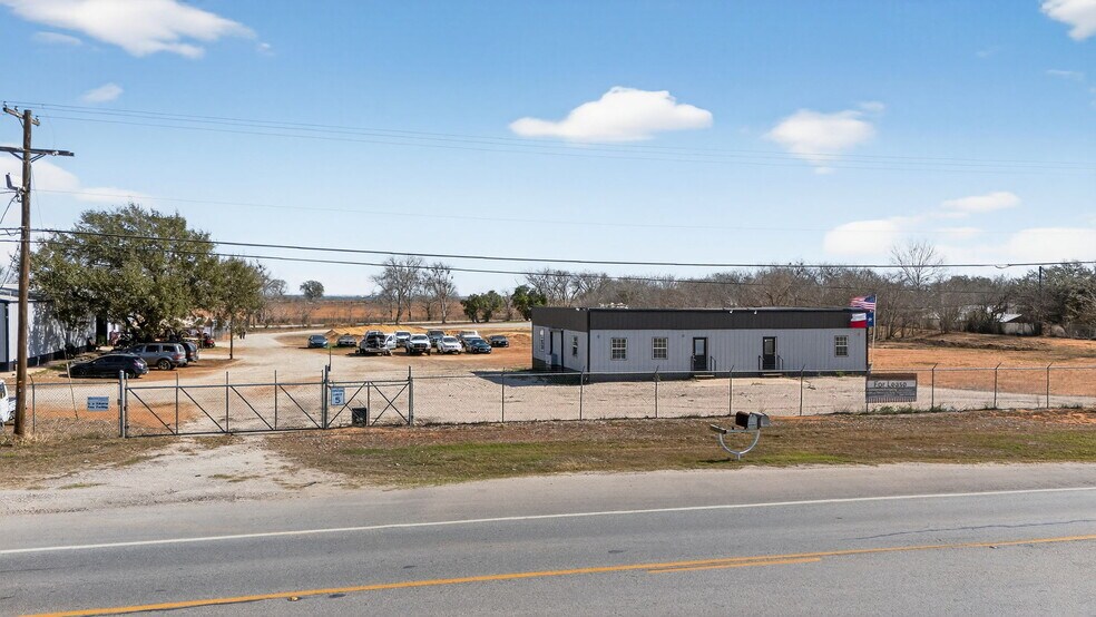 3215 Zanderson Ave, Jourdanton, TX à louer - Photo de l’immeuble – Image 2 sur 25