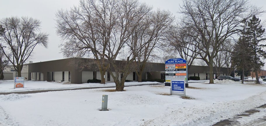 1301 Cliff Rd E, Burnsville, MN à vendre - Photo principale – Image 2 sur 47