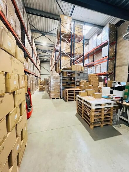 Local d’activités dans SAINT CYR L ECOLE à louer - Photo de l’immeuble – Image 2 sur 18