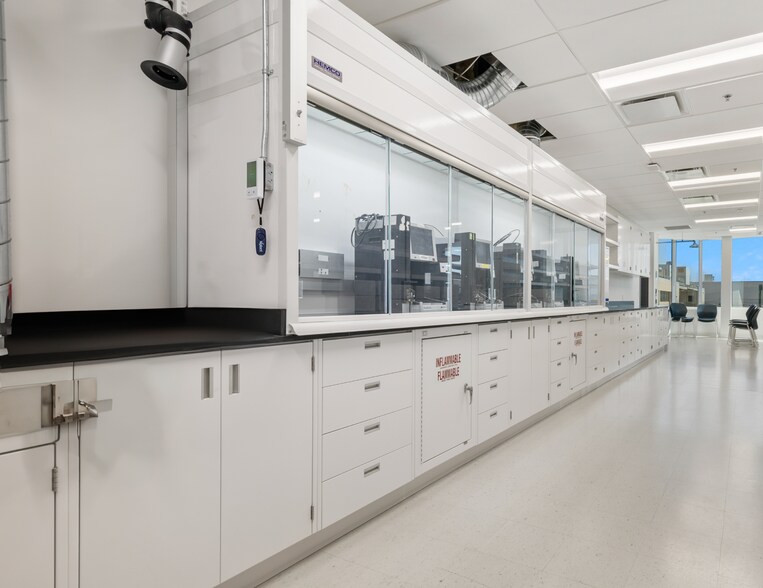 4800-4858 Rue Lévy, Montréal, QC à louer - Photo de l’immeuble – Image 3 sur 6