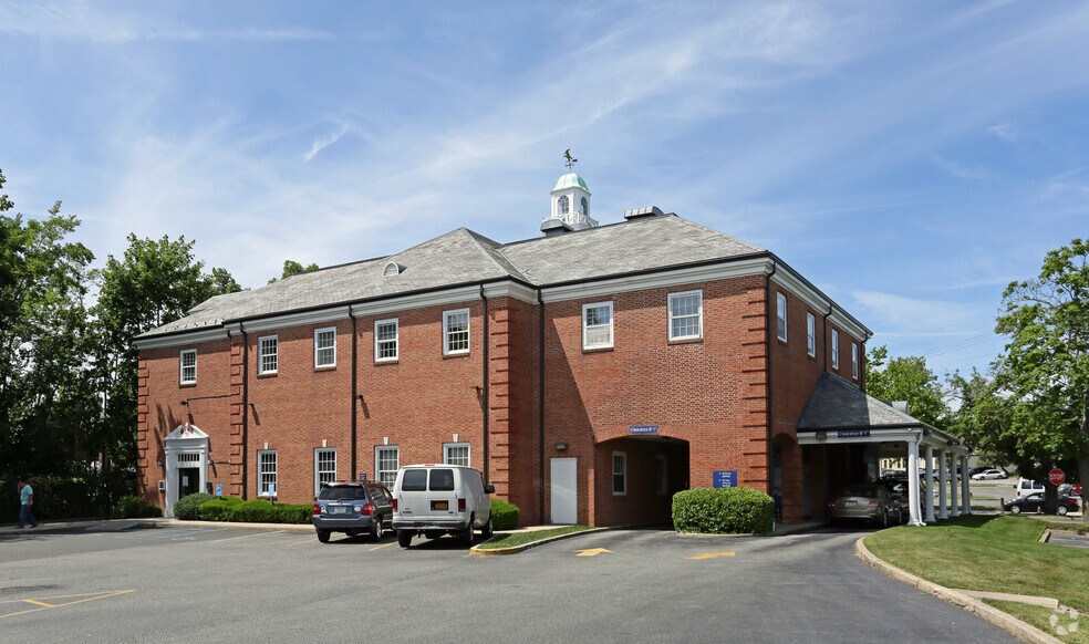 209 W Main St, Riverhead, NY à louer - Photo de l’immeuble – Image 2 sur 7