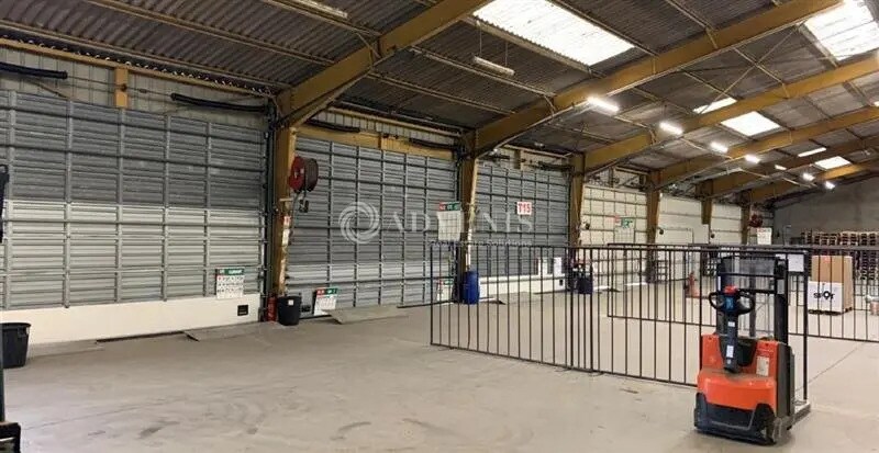 Local d'activités dans La Chaussée-Saint-Victor à vendre - Photo de l’immeuble – Image 2 sur 4