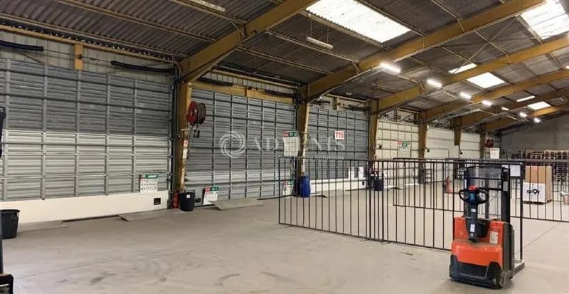 Local d'activités dans La Chaussée-Saint-Victor à vendre - Photo intérieure – Image 2 sur 4