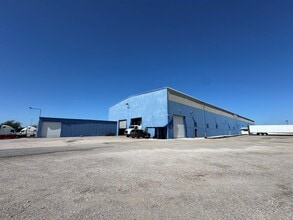 530 Steves Ave, San Antonio, TX à louer Photo de l’immeuble– Image 1 sur 3