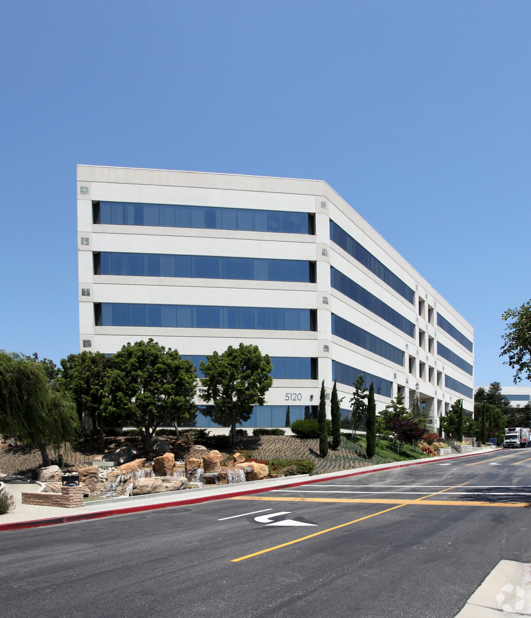 5120 W Goldleaf Cir, Los Angeles, CA à louer Photo principale– Image 1 sur 14