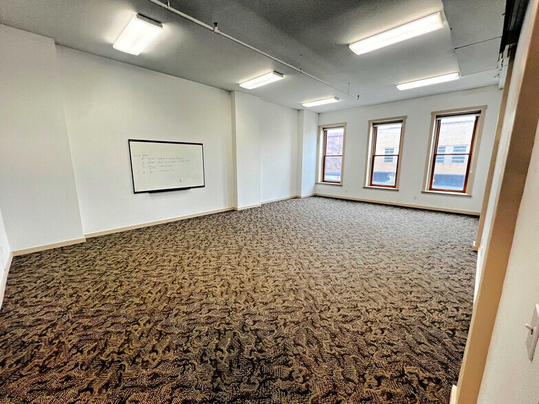 604 Lafayette St, Waterloo, IA à louer - Photo intérieure – Image 3 sur 7