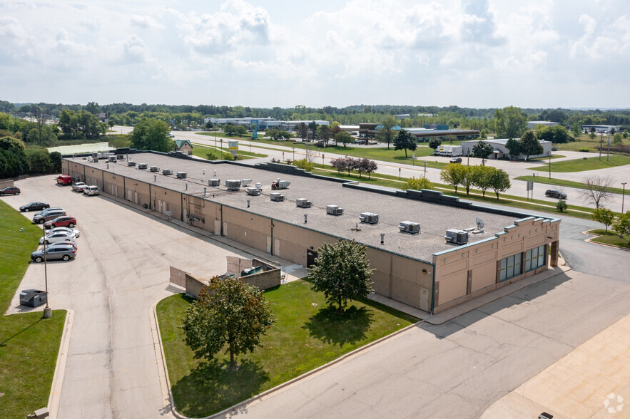 1024-1060 E Commerce Blvd, Slinger, WI à louer - Photo de l’immeuble – Image 2 sur 4