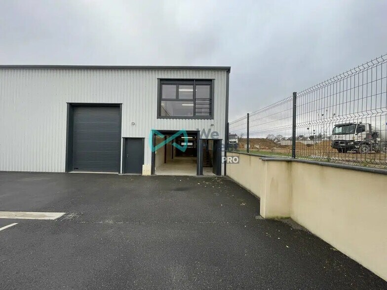 Local d’activités dans Gueux à louer - Photo de l’immeuble – Image 1 sur 6