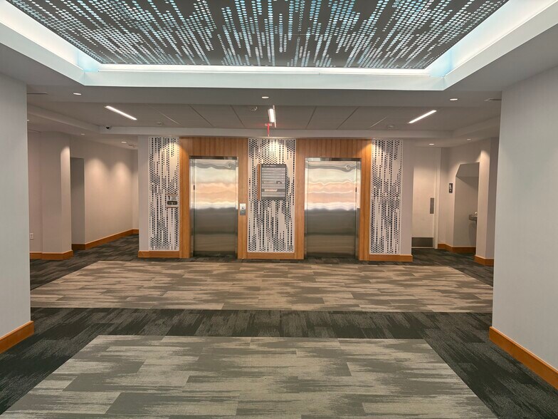 101 SW Cary Pky, Cary, NC à louer - Hall d’entrée – Image 3 sur 34
