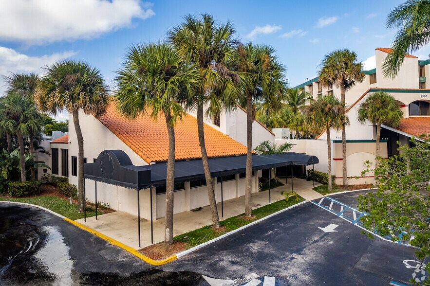 1901 Palm Beach Lakes Blvd, West Palm Beach, FL à louer - Photo de l’immeuble – Image 3 sur 4