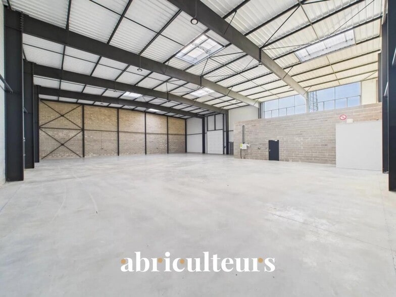 Industriel/Logistique dans Chartres à vendre - Photo de l’immeuble – Image 3 sur 4