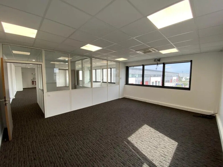 355 Avenue Henri Schneider, Meyzieu à louer - Photo de l’immeuble – Image 3 sur 6