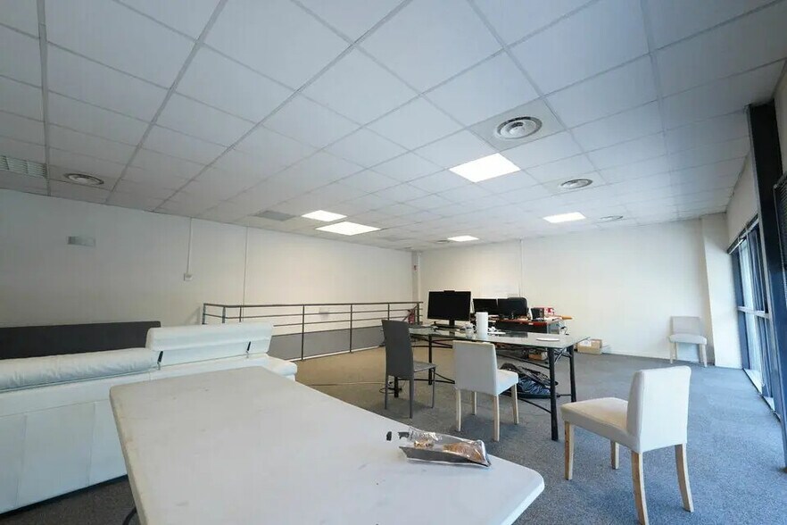 Bureau dans Décines-Charpieu à louer - Photo de l’immeuble – Image 3 sur 7