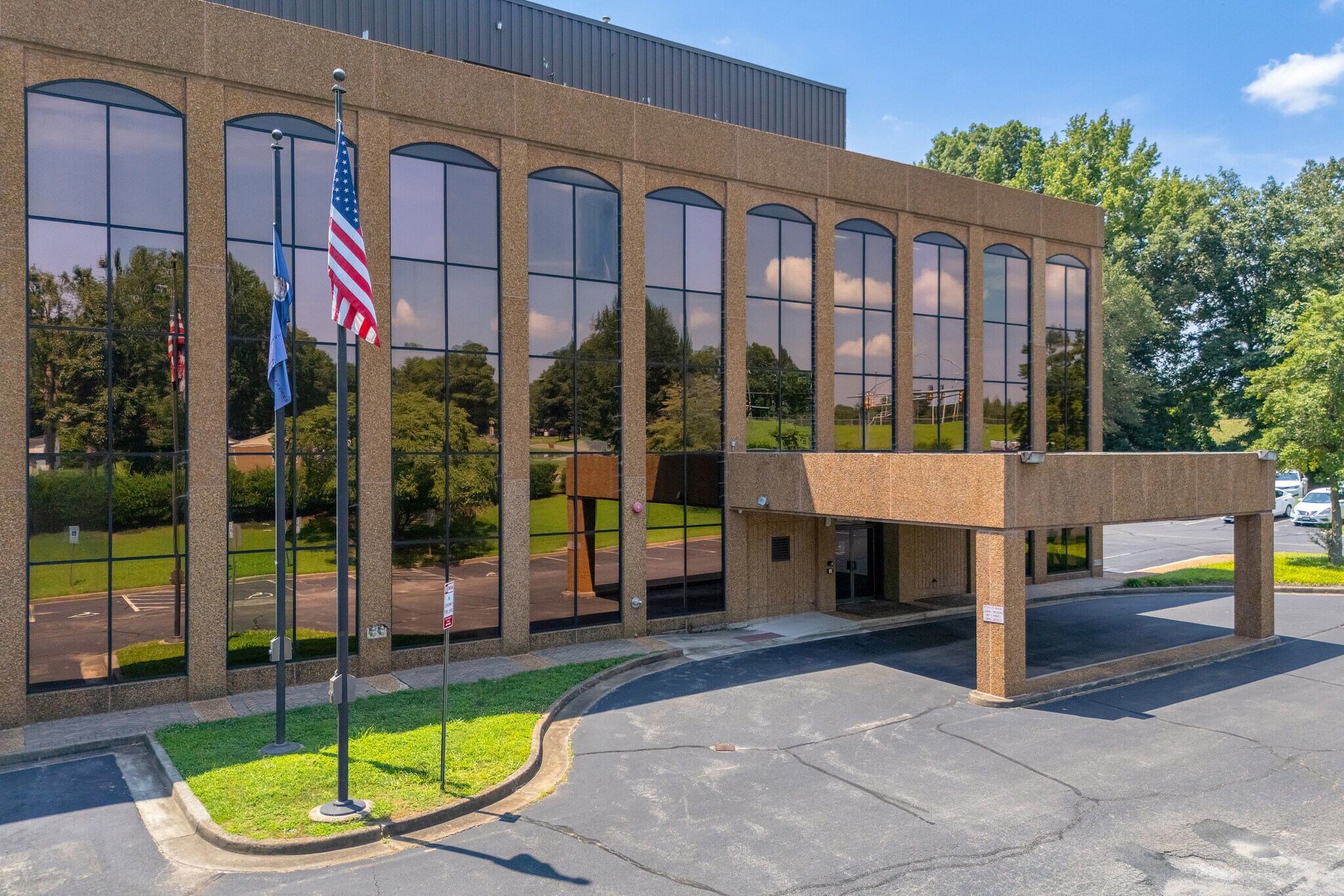 1701 E Parham Rd, Richmond, VA à vendre Photo principale– Image 1 sur 11
