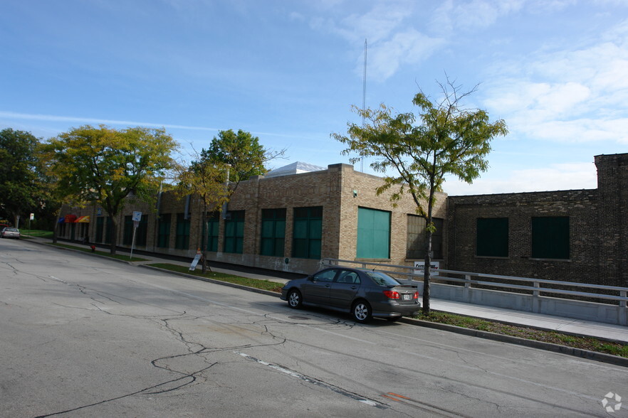 4212 W Highland Blvd, Milwaukee, WI à louer - Photo de l’immeuble – Image 3 sur 7