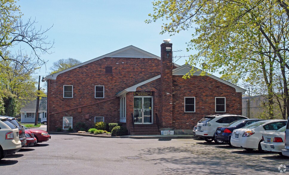 285 W Main St, Sayville, NY à louer - Photo de l’immeuble – Image 2 sur 5