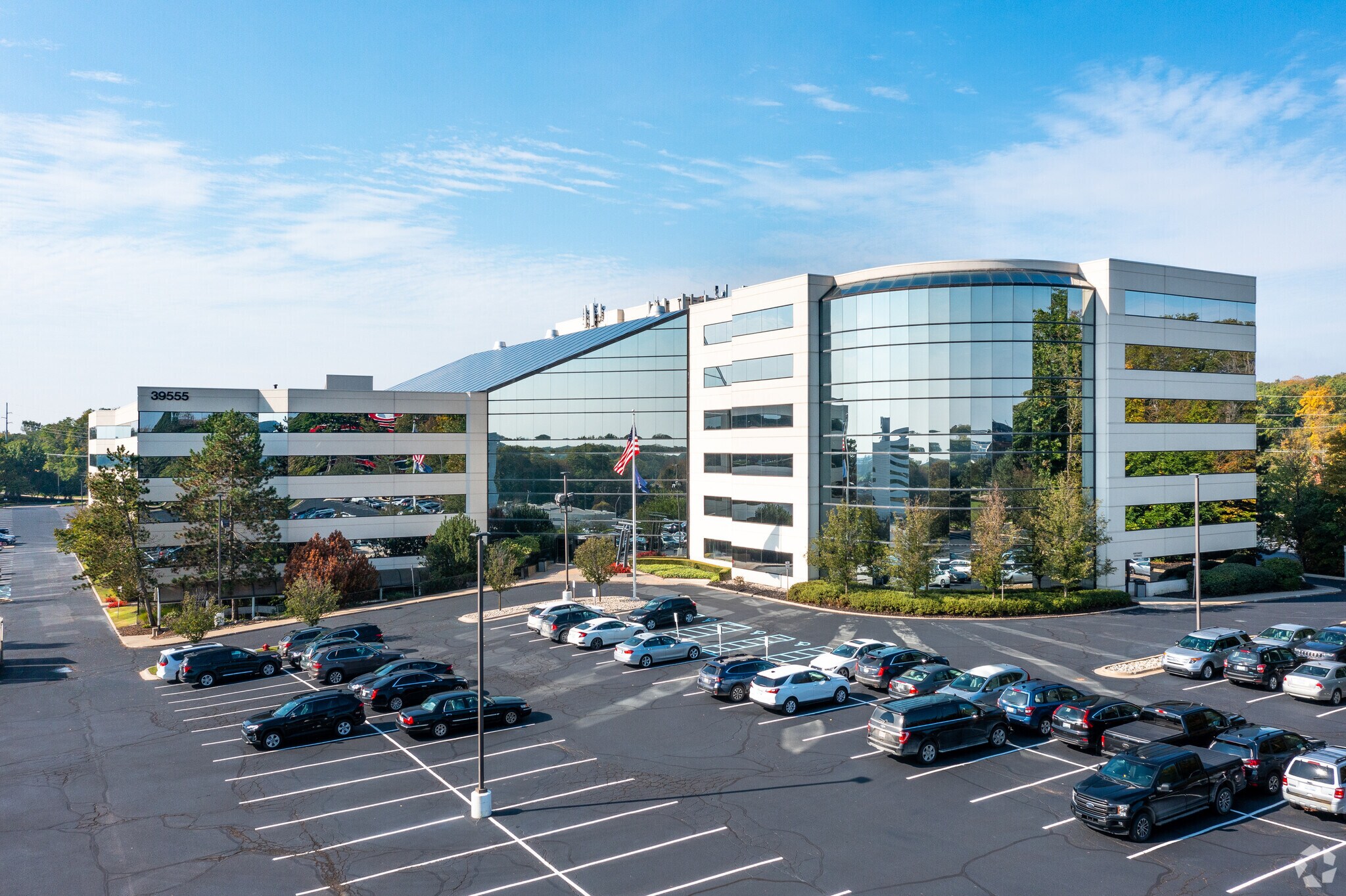 39555 Orchard Hill Pl, Novi, MI à louer Photo principale– Image 1 sur 11