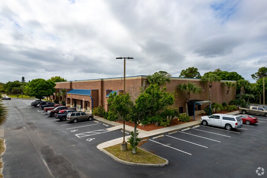 115 Alma Blvd, Merritt Island, FL à louer - Photo de l’immeuble – Image 3 sur 7