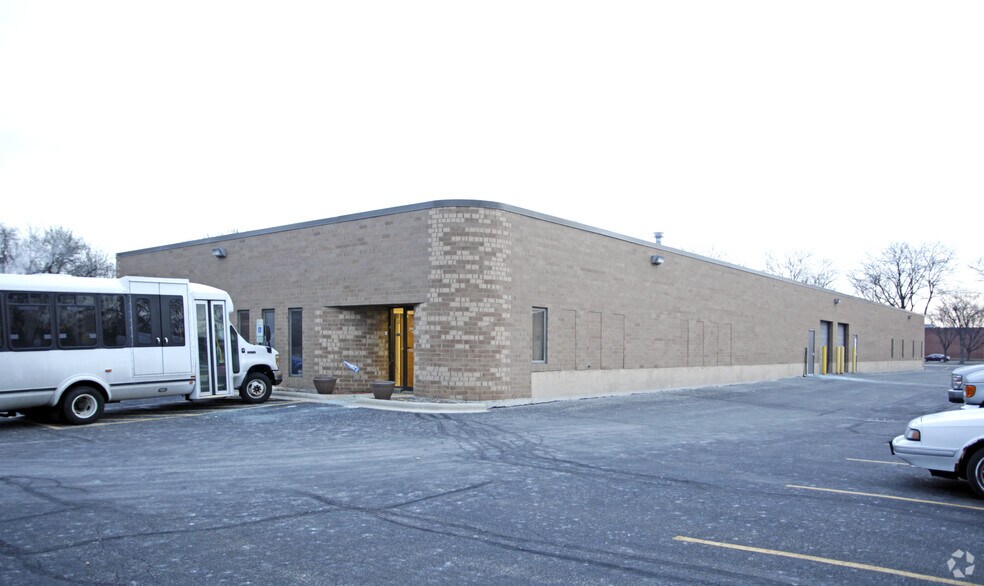 1989 University Ln, Lisle, IL à louer - Photo de l’immeuble – Image 3 sur 4