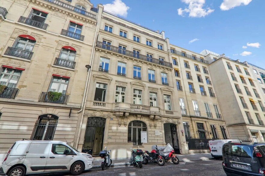 42 Rue De Bassano, Paris à louer - Photo de l’immeuble – Image 2 sur 8
