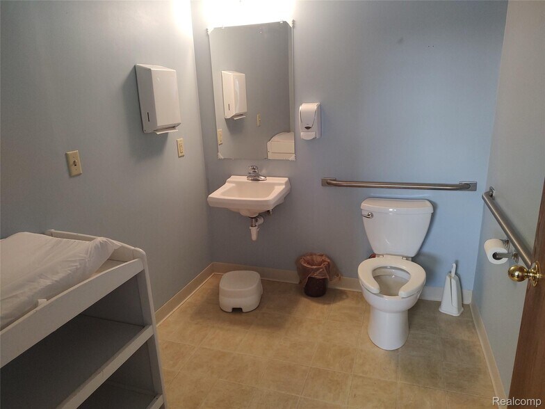 5154 Miller Rd, Flint, MI à vendre - Photo intérieure – Image 2 sur 23