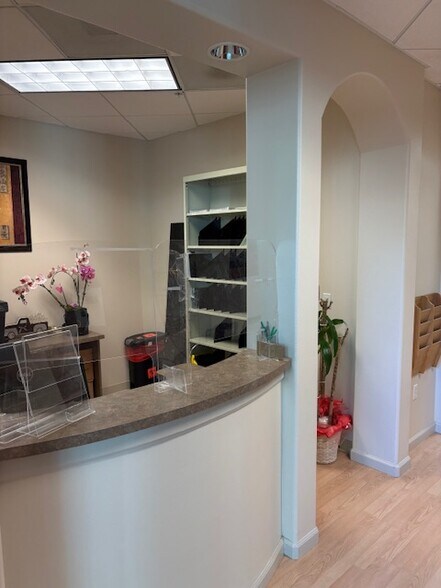 1000 Newbury Rd, Thousand Oaks, CA à louer - Photo de l’immeuble – Image 3 sur 17