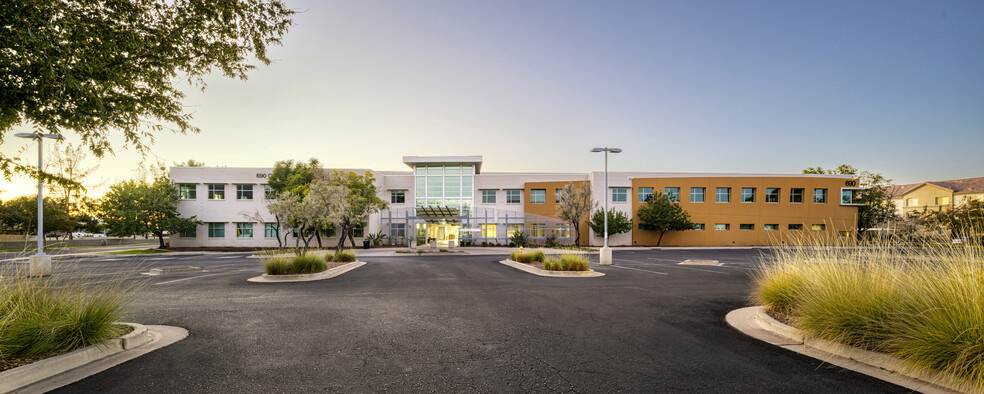 690 N Cofco Center Ct, Phoenix, AZ à louer - Photo de l’immeuble – Image 1 sur 10