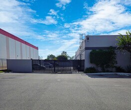 3700 W Segerstrom Ave, Santa Ana, CA à louer Photo de l’immeuble– Image 2 sur 6