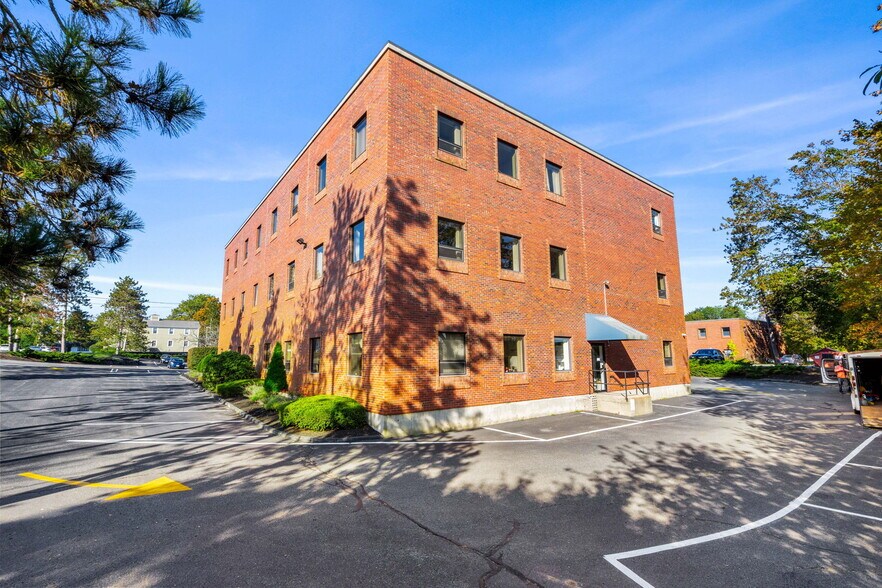 152 Sylvan St, Danvers, MA à louer - Photo de l’immeuble – Image 2 sur 4