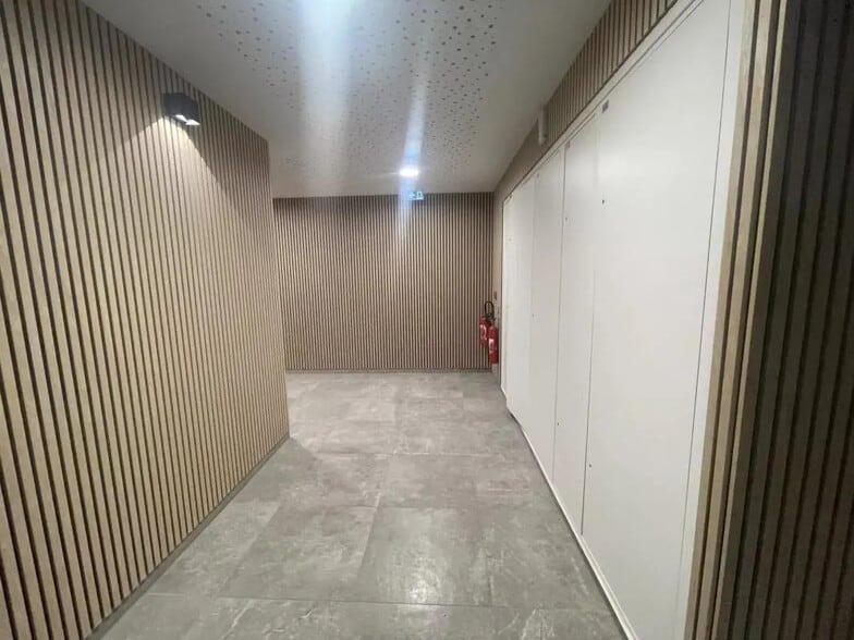 Bureau dans Fréjus à vendre - Photo de l’immeuble – Image 3 sur 10