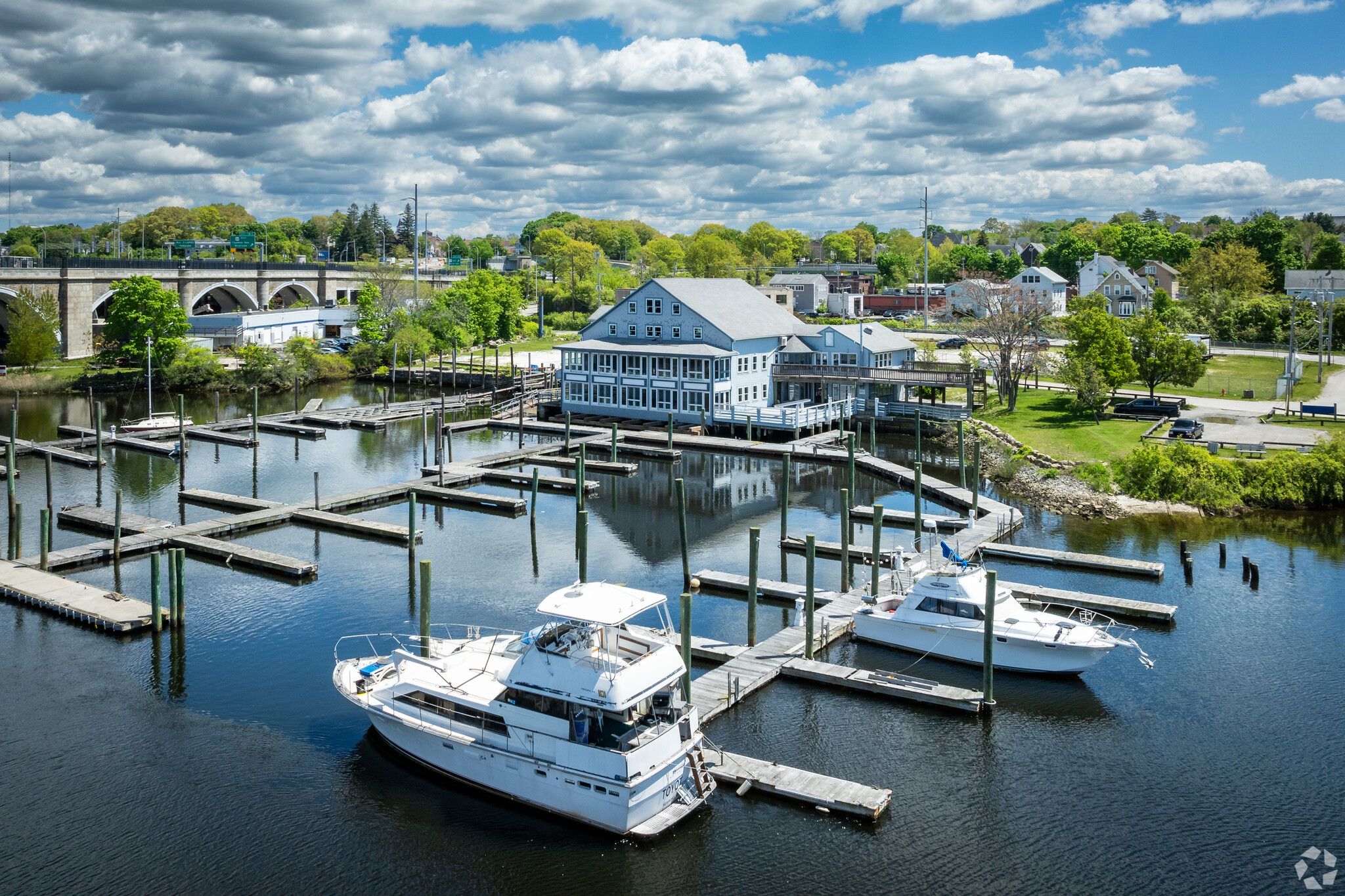 Waterfront Restaurant - East Providence portefeuille de 2 biens à vendre sur LoopNet.fr Photo de l’immeuble– Image 1 sur 24