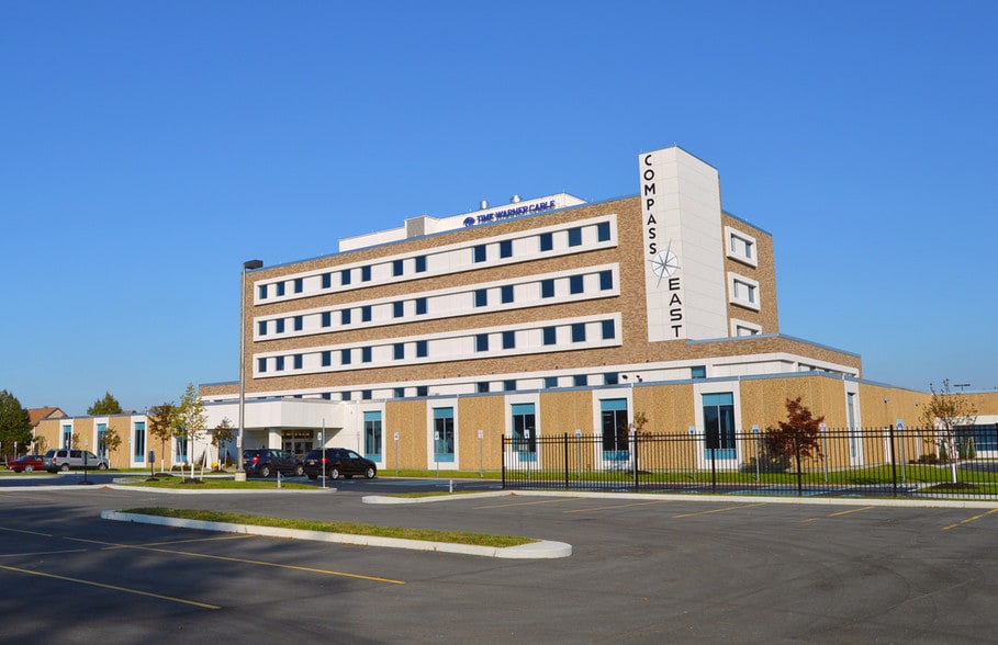 425 Michigan Ave, Buffalo, NY à louer - Photo de l’immeuble – Image 3 sur 19