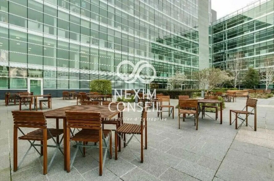 Bureau dans Rueil-Malmaison à louer - Photo de l’immeuble – Image 2 sur 3