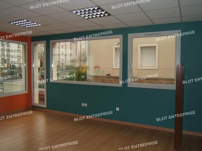 Bureau dans  à vendre - Photo de l’immeuble – Image 1 sur 6